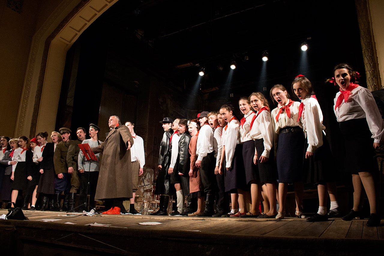 Сцена з вистави «Антиформалістичний райок»