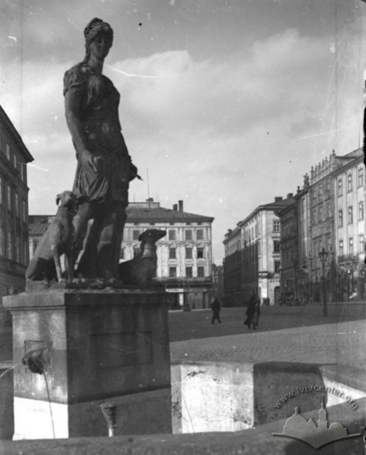 Фрагмент площі Ринок із скульптурою Діани над колодязем. Фото до 1939 року