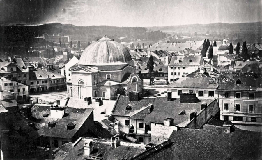 Одне з найраніших зображень вулиці Жовківської (нині Б.Хмельницького) - по центру - синагога "Темпль", праворуч - церква Св. Миколая. Фото Юзефа Едера бл. 1860-х років