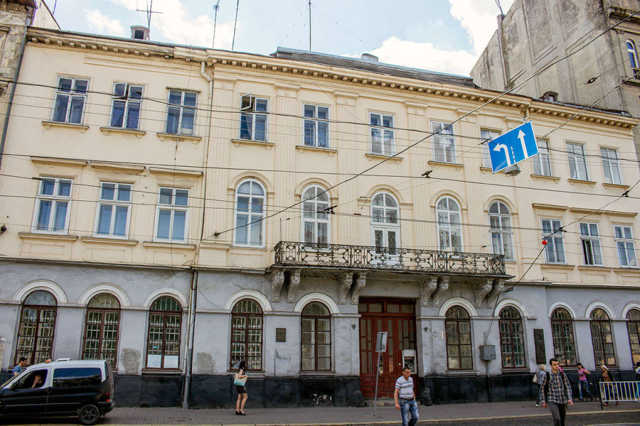 Давня будівля військової комендатури на площі Соборній. Фото 2015 року