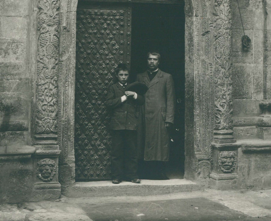 Прихожани каплиці. Фрагмент фото 1910 року