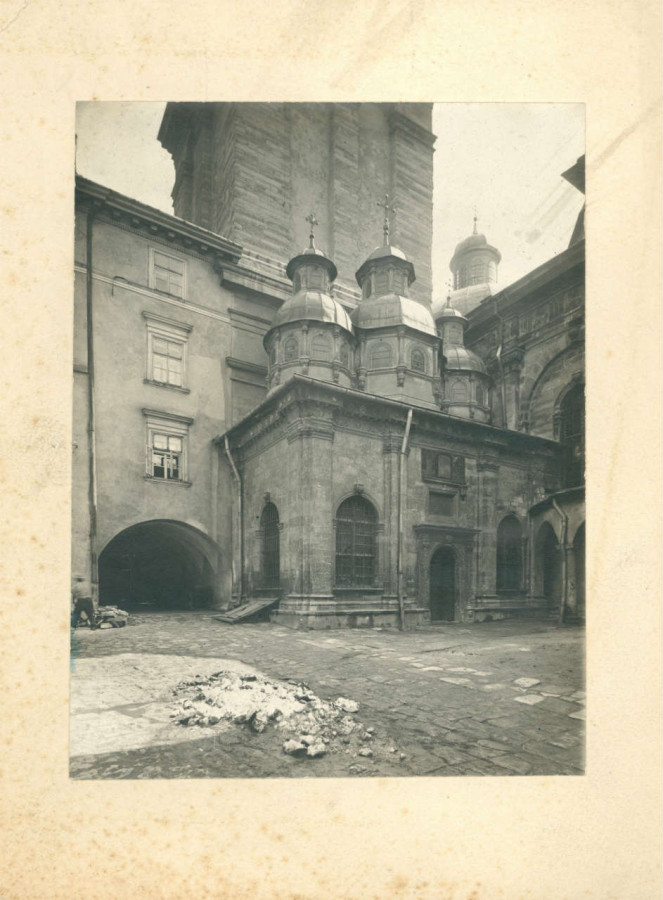 Каплиця та подвір’я храму. Фото Косцєші-Яворського. 1916 рік