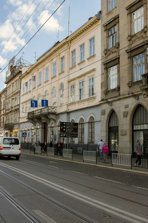 Давня будівля військової комендатури на сучасній площі Соборній. Фото 2015 року