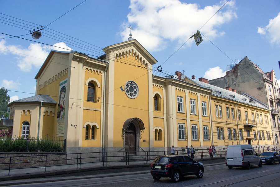 Церква Непорочного Зачаття Пресвятої Діви у Львові і монастир Климента. Фото 2015 року