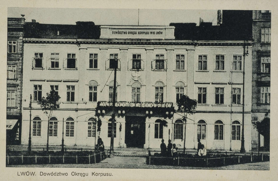 Будівля коменди на поштівці міжвоєнного періоду