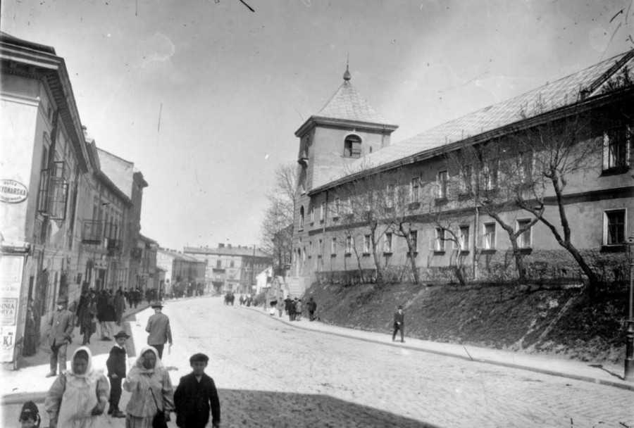 Вулиця Жовківська, праворуч - монастир ОО Василіан та храм Святого Онуфрія. Фото поч. XX ст.