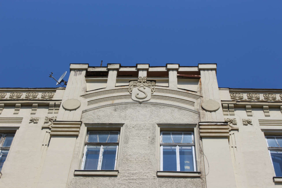 Елемент бічного фасаду споруди із позначенням імені замовника - адвоката Сегаля. Фото 2015 року