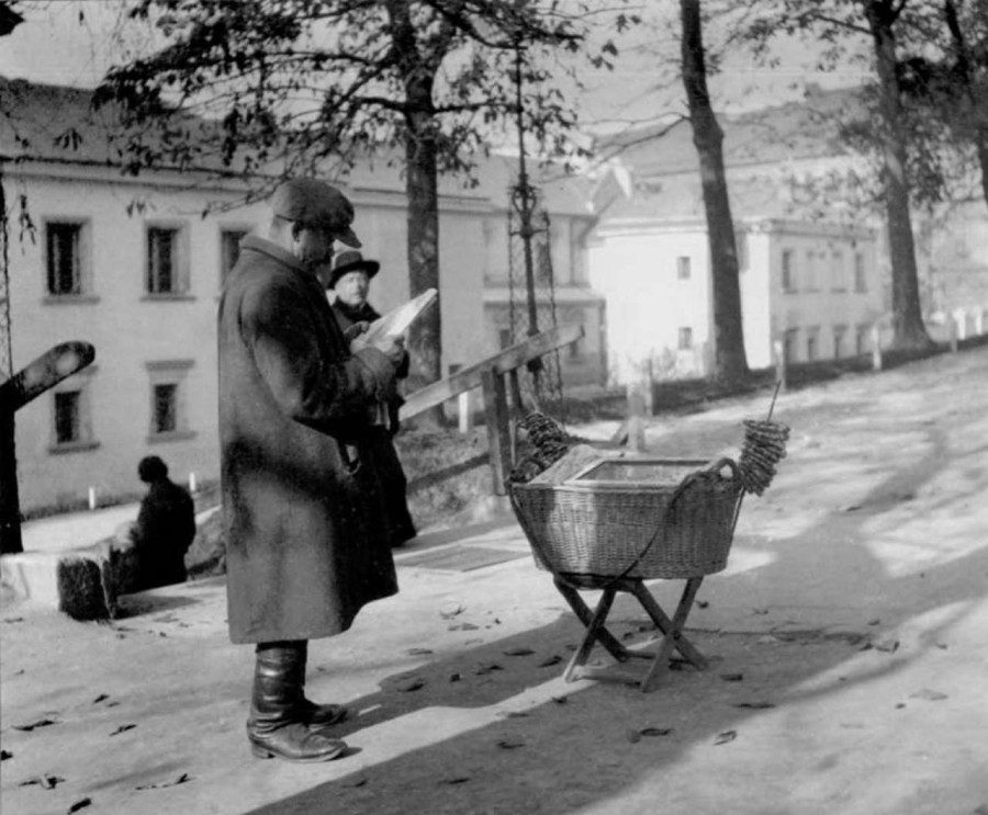 Торговець прецлями на Губернаторських Валах. Фото до 1939 року