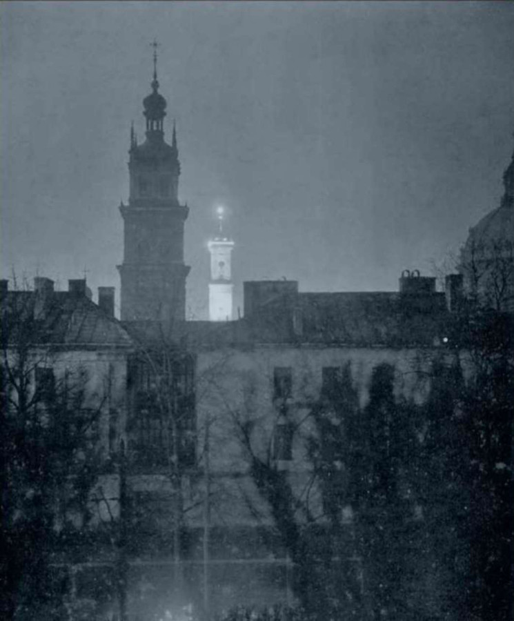 Вид на нічний Львів від Губернаторських Валів. Фото до 1939 року