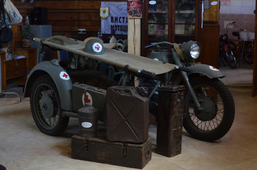 Мотоцикл "К-750", стилізований під військовий медичний. Подібні мотоцикли були в японській армії.