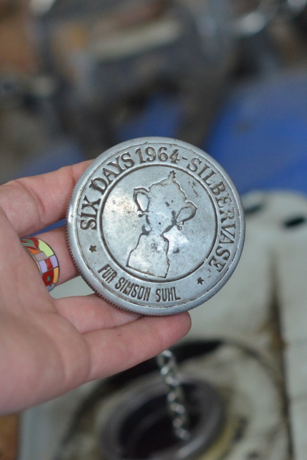 Кришка бензобака, учасника шестиденних перегонів у 1964 році.