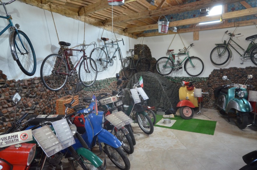 На виставці присутні й велосипеди.