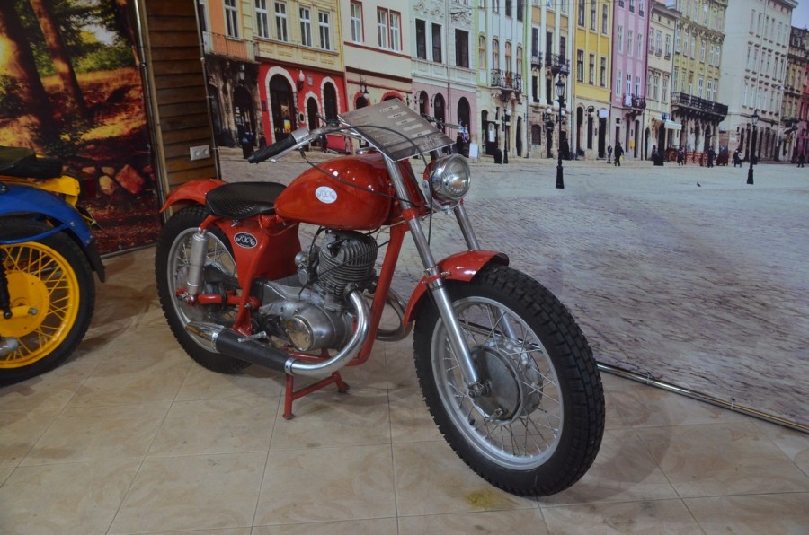 Мотоцикл "ІЖ 56" у приватній доробці.
