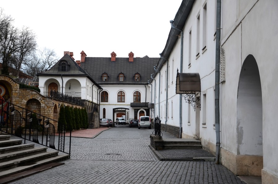 Двір монастиря василіян.