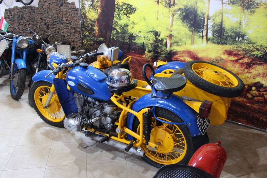 Мотоцикл в стилізований під міліцію для фото.