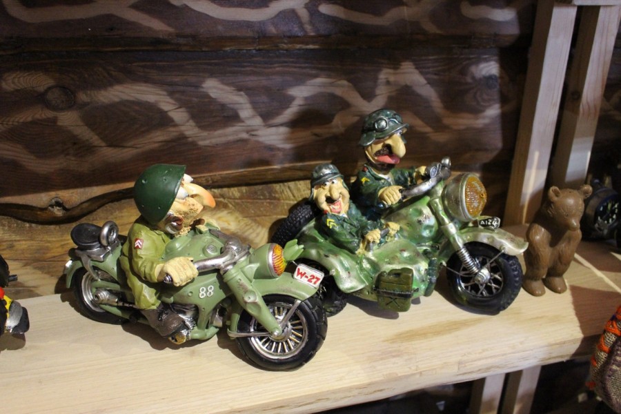 Сувенірна продукція на полицях виставки.