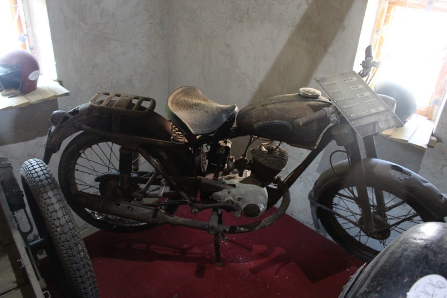 Мотоцикл "Мінськ", який багато років пролежав в болоті.