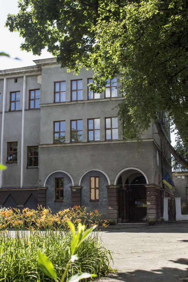 Жіноча школа імені Миколая Рея у Львові (нині-середня школа №58 на проспекті Чорновола,6). Фото 2015 року