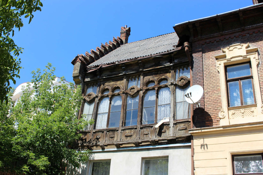 Різьблена веранда вілли Бруно Бауера на вулиці Гушалевича. Фото 2015 року