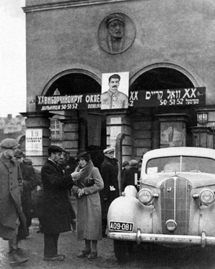 Облаштована у школі імені Миколая Рея радянська виборча дільниця. Фото листопада 1939 року