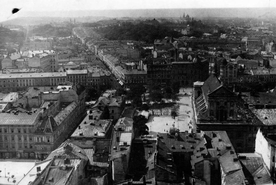 Вгорі - вулиця Сикстуська - на пчатку - первісна забудова. Фото до 1939 року