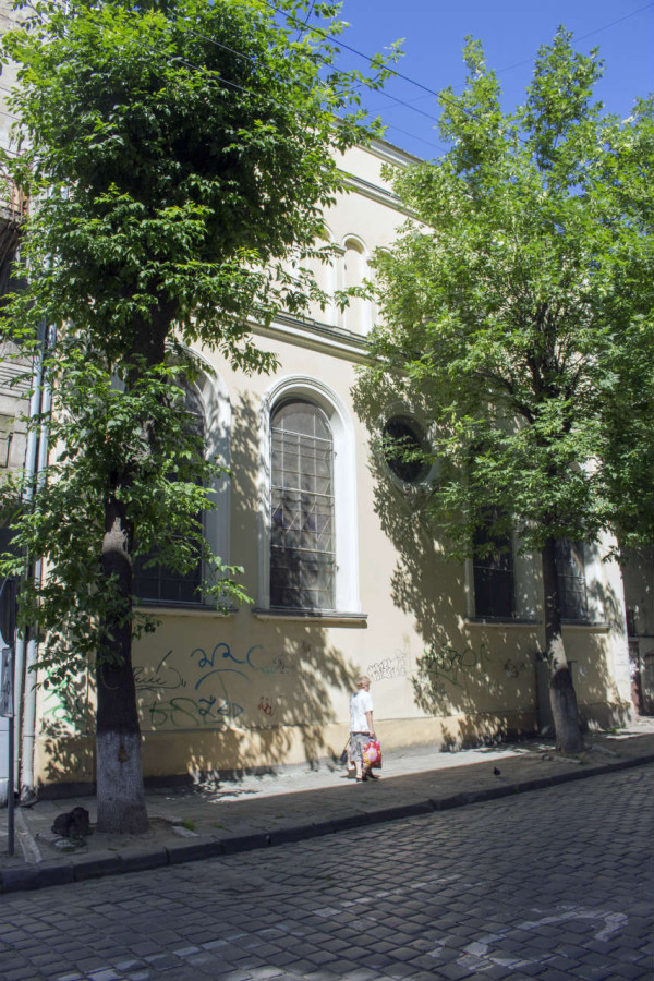 Вид на синагогу з вулиці Хотинської. Фото 2015 року