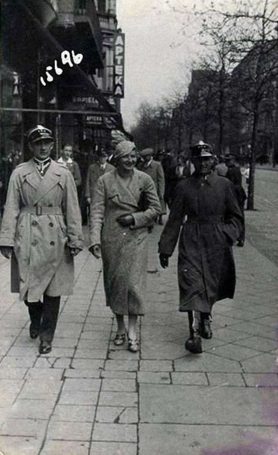 Дружня прогулянка по вулиці Сапєги. Фото до 1939 року