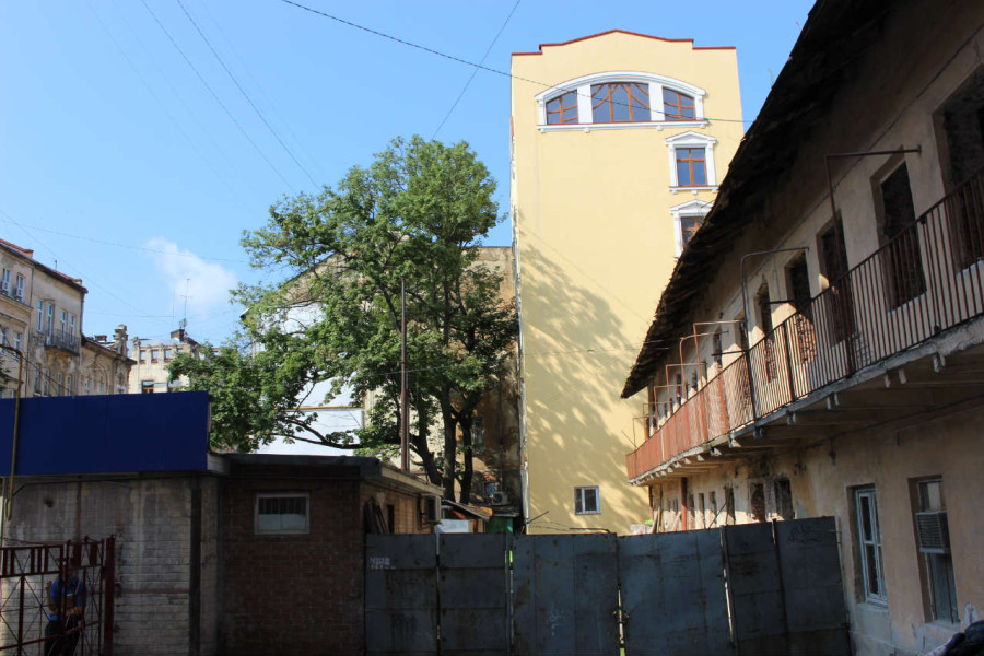 На місці будівель № 2 та 4 на вулиці Дорошенка. Фото 2015 року