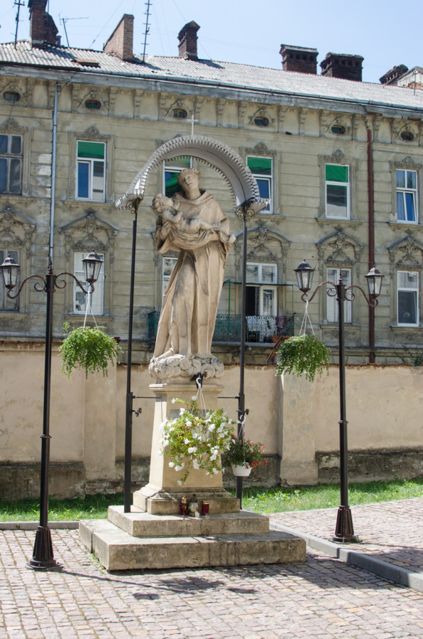 Статуя Святого Антонія на подвір'ї костелу
