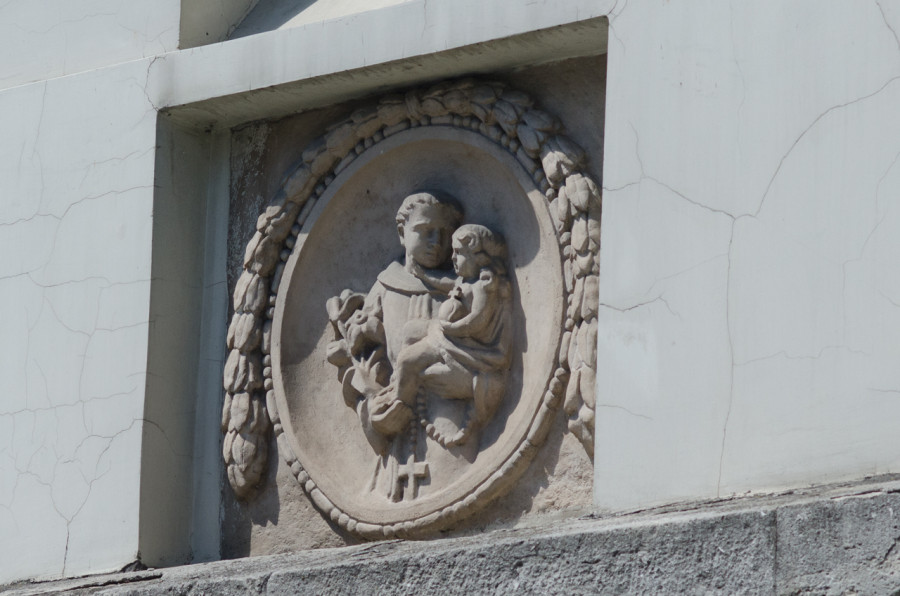 Зображення Святого Антонія на дзвіниці костелу