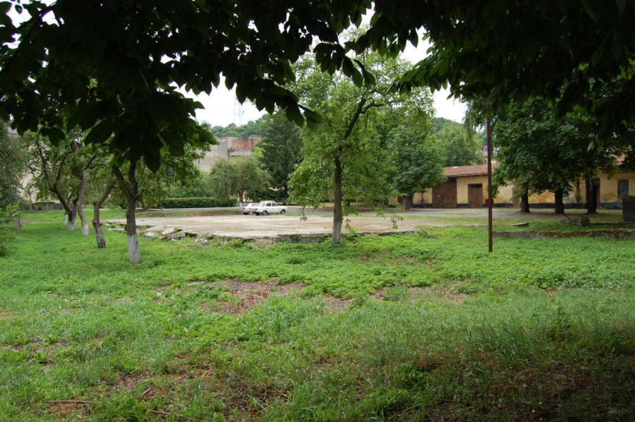 Територія військової частини на розі вулиць Замарстинівська-Гайдамацька. Саме тут знаходилась церква Введення. Фото 2015 року