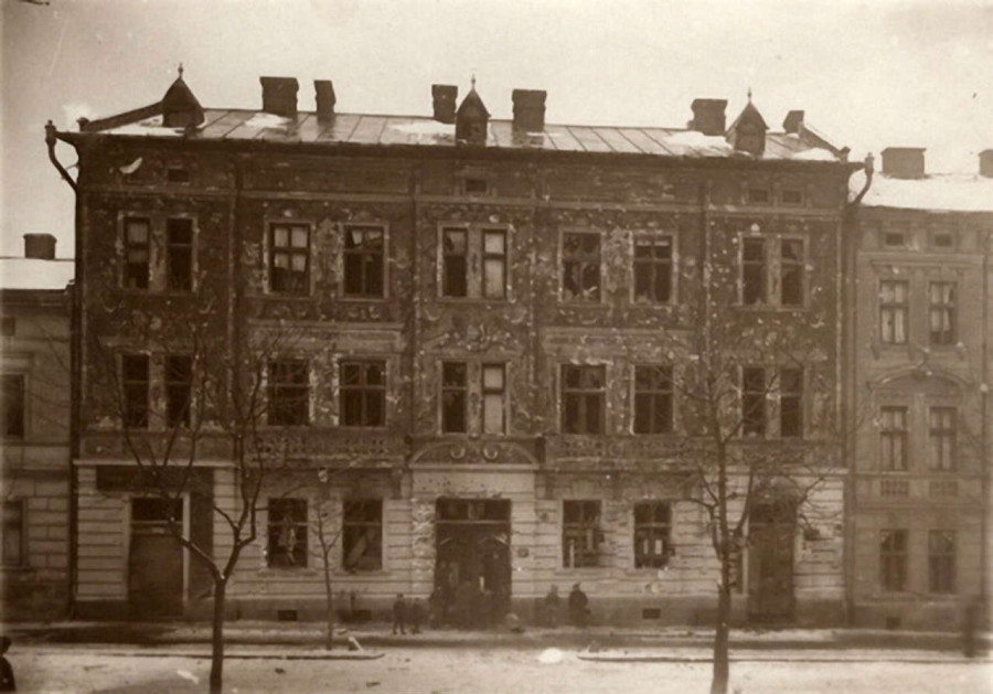 Будинок №8 на вулиці Бема після боїв листопада 1918 року
