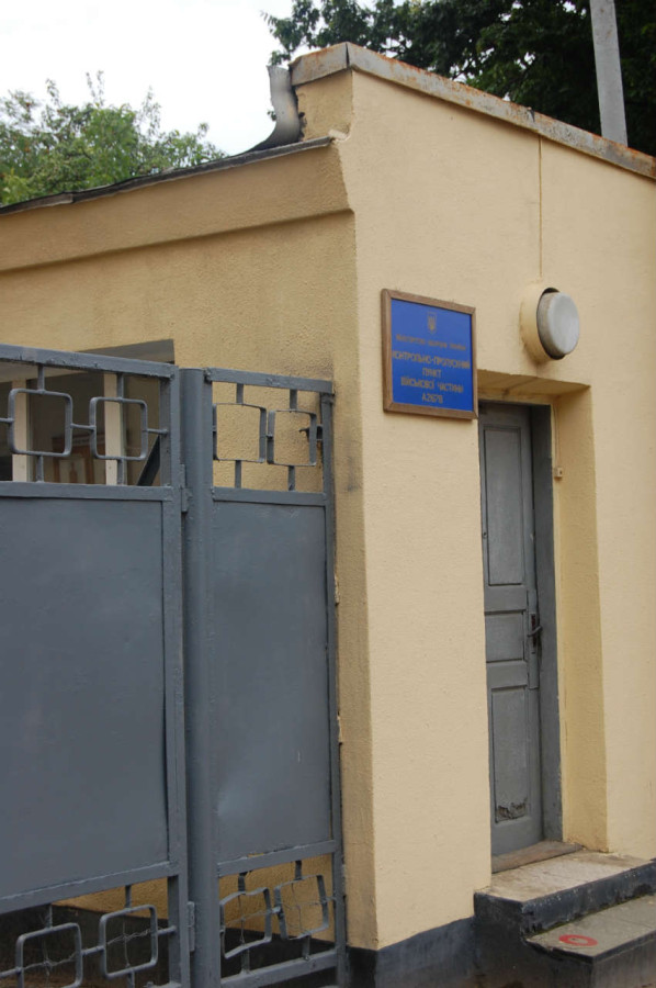 Брама військової частини на Гайдамацькій, 9. Фото 2015 року