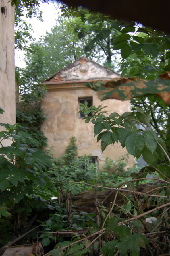 Занедбана австрійська капличка на території транспортних казарм. Фото 2015 року