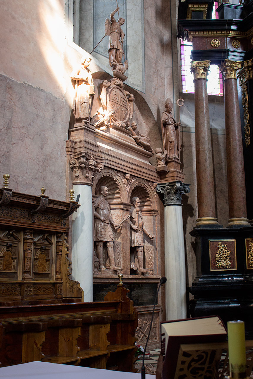 Надгробок Станіслава та Яна Жолкевських, виконаний за кошти Софії Даниловичової, 30-ті роки XVII с. Червоний мармур.