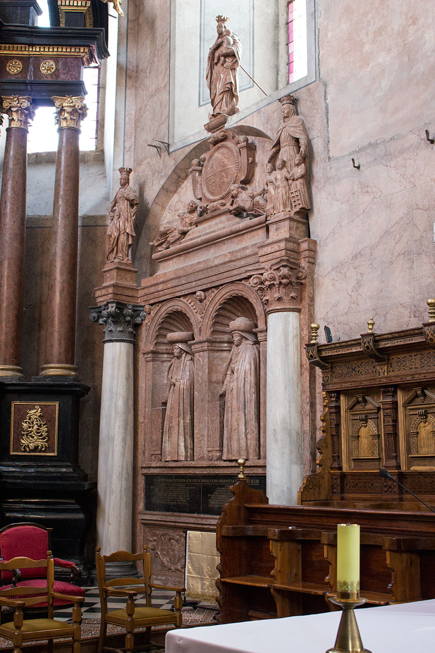 Надгробок Регіни Жолкевської з Гербуртів, дружини гетьмана та їхньої доньки Софії Даниловичової з Жолкевських, виконаний за кошти Софії Даниловичової, 30-ті роки XVII с. Червоний мармур.