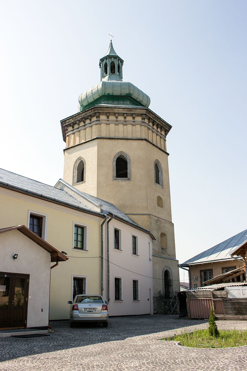 Вежа-дзвіниця біля костелу Святого Лаврентія в Жовкві
