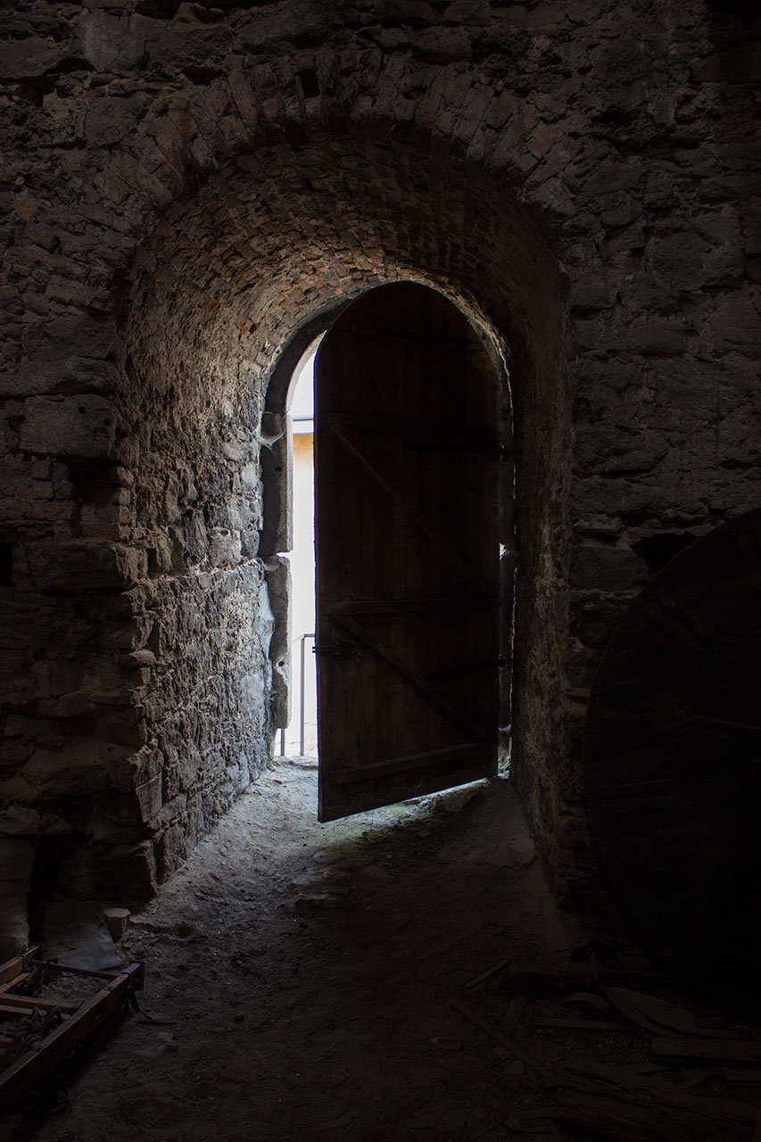 Інтер'єр вежі-дзвіниці біля костелу Святого Лаврентія в Жовкві