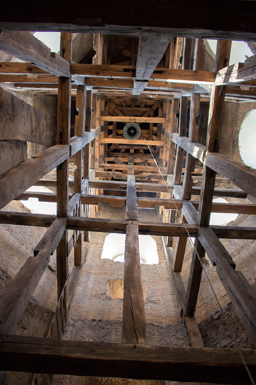 Інтер'єр вежі-дзвіниці біля костелу Святого Лаврентія в Жовкві