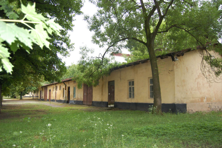 Давні австрійські транспортні казарми на колишній монастирській дільниці. Фото 2015 року