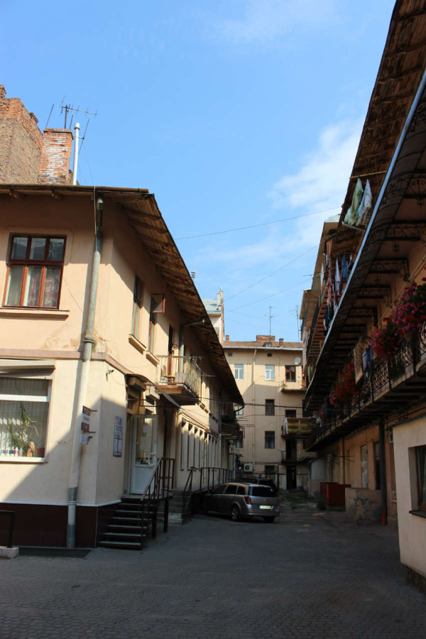 Внутрішня забудова у дворі на вулиці Менцинського - знаменитий "Львівський Бердичів". Фото 2015 року