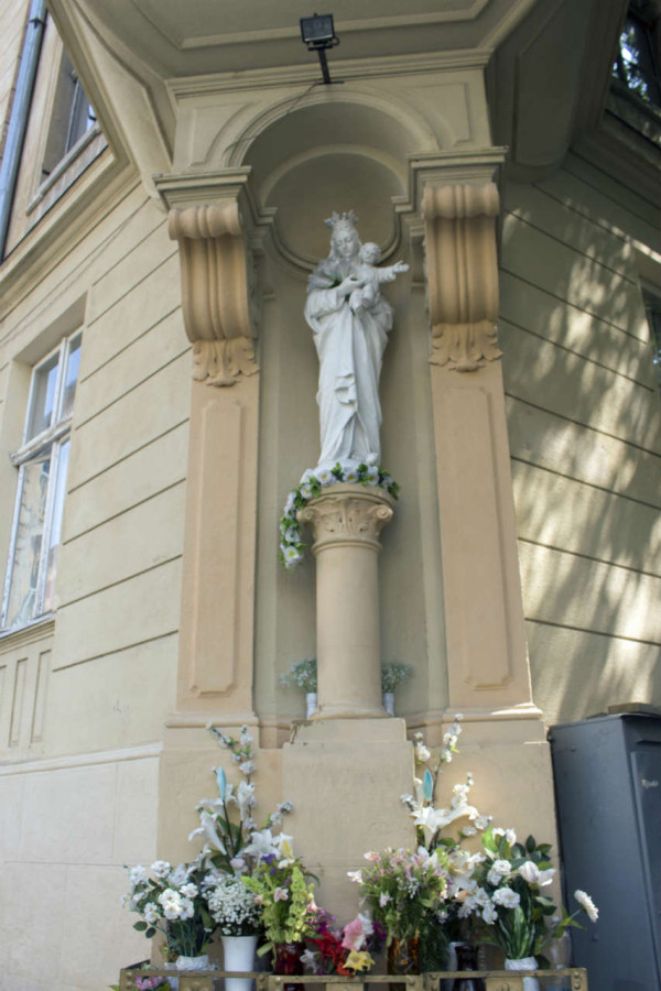 Скульптура Богородиці при будинку № 27 на вулиці Кирила і Мефодія. Фото 2015 року