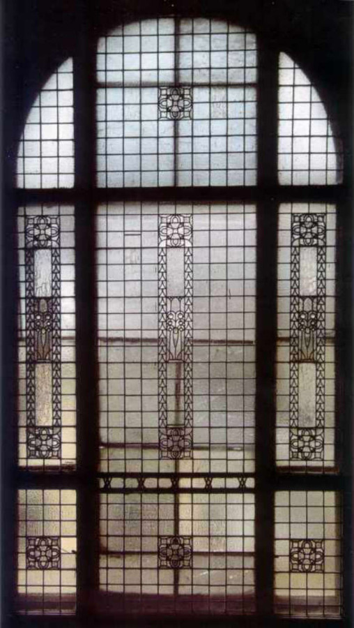 Оригінальний вітраж будівлі на площі Григоренка, 3. Фото наших днів 