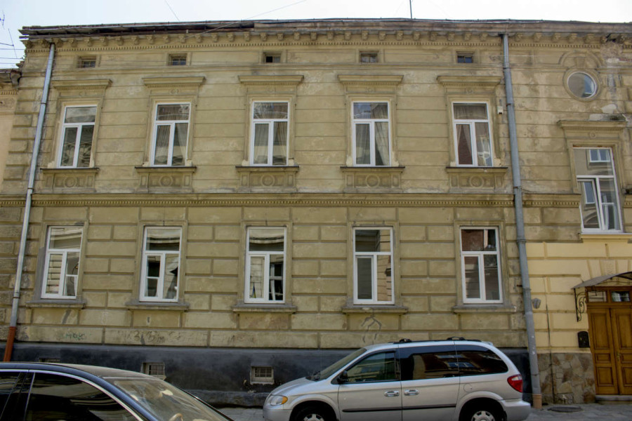 Будинок № 25 на вулиці Кирила і Мефодія. Фото 2015 року