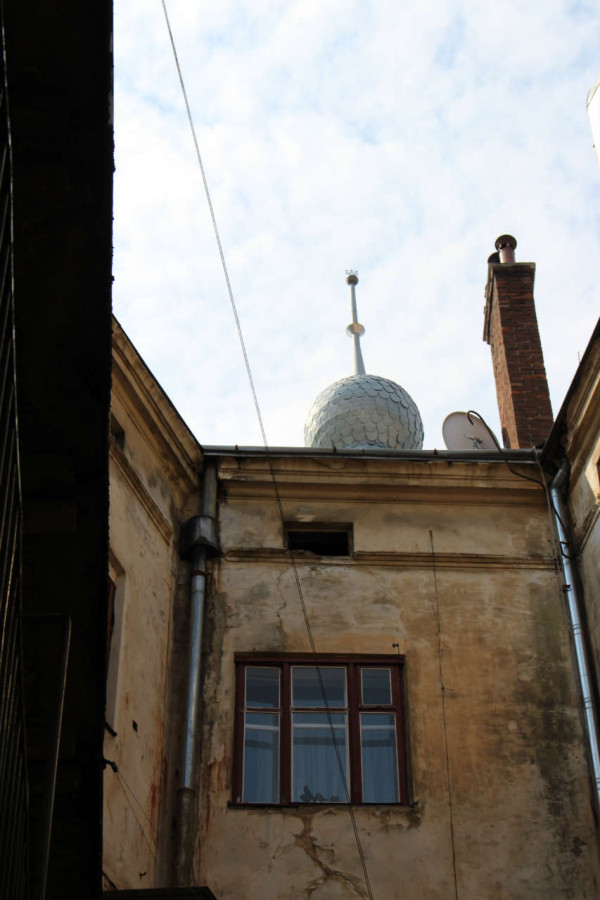 Вид на баню кам'яниці з внутрішнього подвір'я. Фото 2015 року