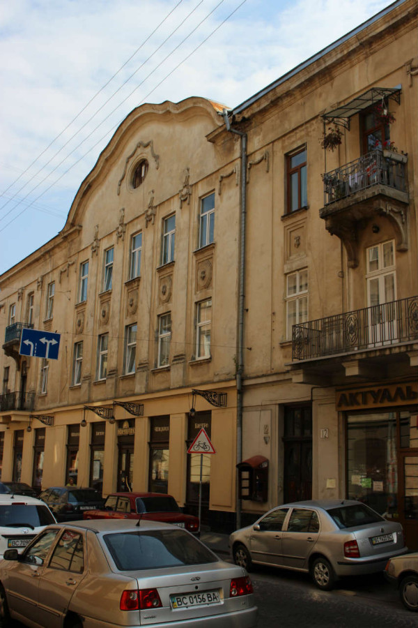 Фрагмент ранньої забудови вулиці Менцинського. Фото 2015 року