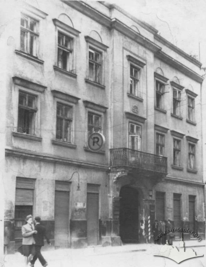 Будівля на вулиці Менцинського, 1. Фото 1950 року