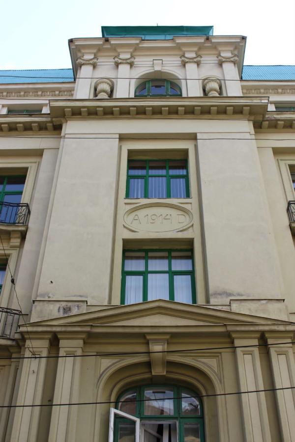 Фасад давньої єврейської торгівельної гімназії, зараз - Львівський інститут економіки і туризму. Фото 2015 року