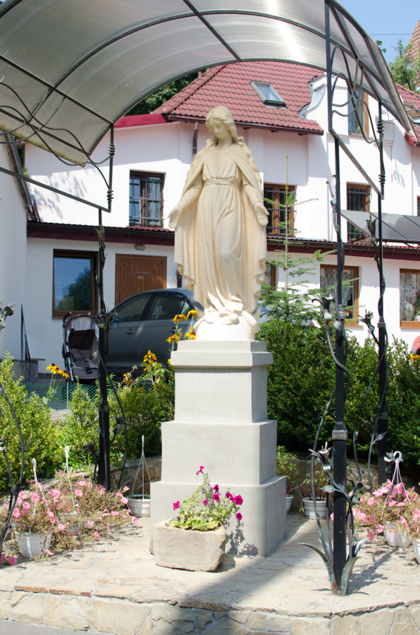 Мрія у дворі монастиря