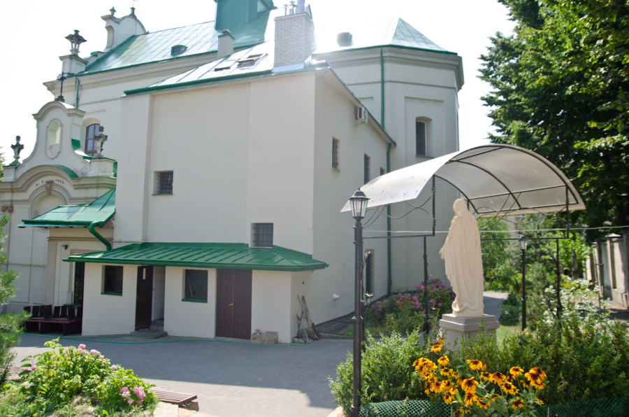 Вид на костел з двору монастиря